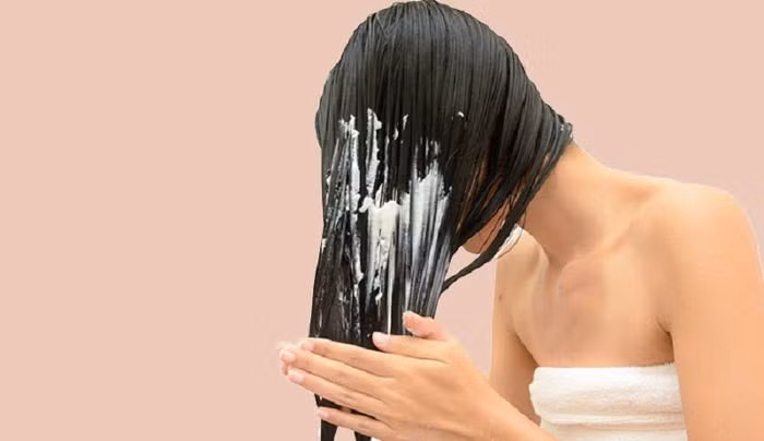 7 thói quen thường ngày khiến tóc nhanh bị bết, dầu ảnh 3