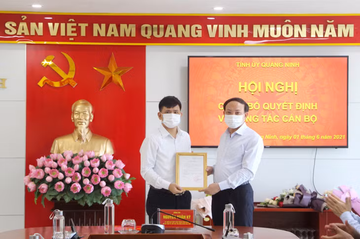 Đồng chí Nguyễn Xuân Ký, Ủy viên Ban Chấp hành Trung ương Đảng, Bí thư Tỉnh ủy, Chủ tịch HĐND tỉnh trao quyết định cho đồng chí Nguyễn Văn Túc.