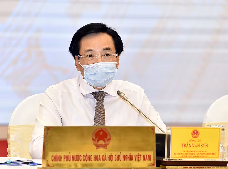 Bộ trưởng, Chủ nhiệm VPCP Trần Văn Sơn trả lời báo chí tại cuộc họp báo. Ảnh: VGP/Nhật Bắc