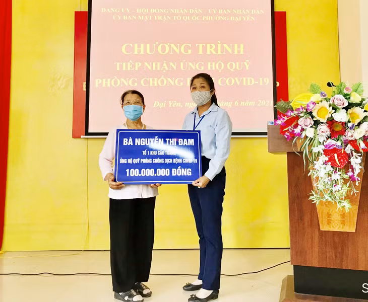 Cụ bà Nguyễn Thị Đam, 76 tuổi ở tổ 1 khu Cầu Trắng, phường Đại Yên, TP Hạ Long ủng hộ Quỹ vắc xin phòng, chống Covid-19.