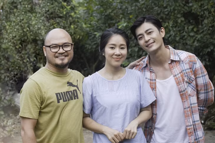 Nữ diễn viên và ê-kíp. Ảnh: ĐPCC.