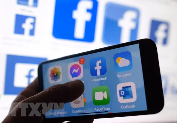 Biểu tượng Facebook trên màn hình điện thoại di động. (Ảnh: AFP/TTXVN)