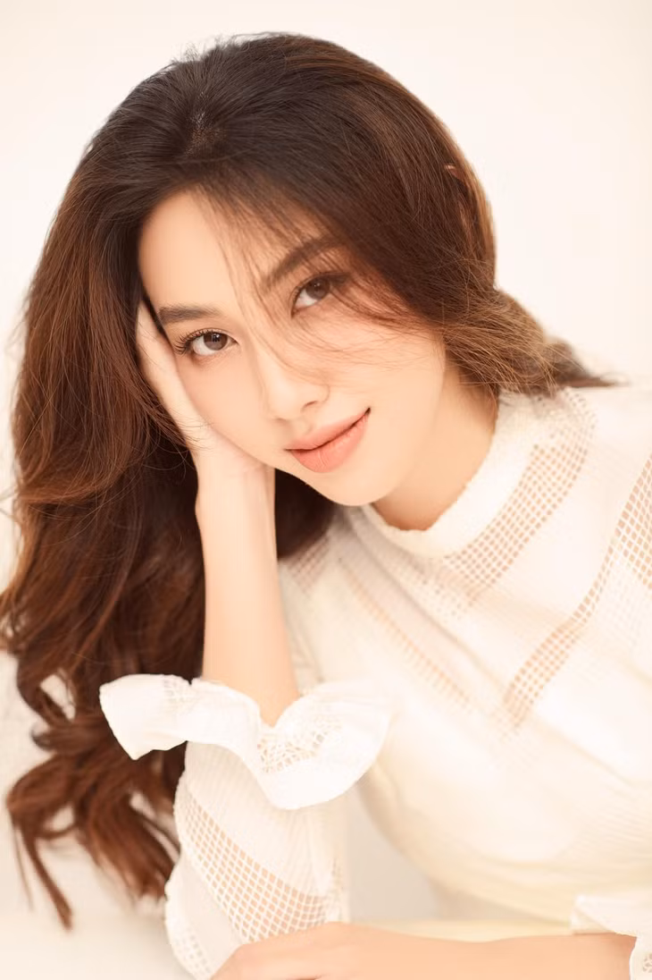 Vẻ nóng bỏng của Tiểu Vy, Đỗ Mỹ Linh... khi được đề cử thi Miss Grand International ảnh 8