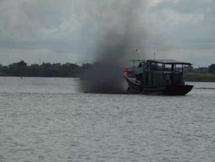 Do cọc tiêu, đèn báo tín hiệu giao thông trên tuyến bị hư hỏng, nhiều phương tiện tàu, thuyền đã bị mắc cạn, hư hỏng.