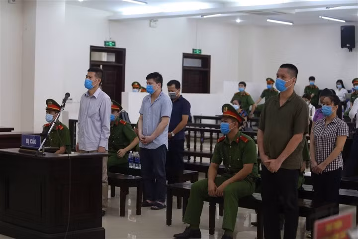 Bị cáo Nguyễn Nhật Cảm, cựu Giám đốc CDC Hà Nội và các bị cáo khác nghe toà tuyên án