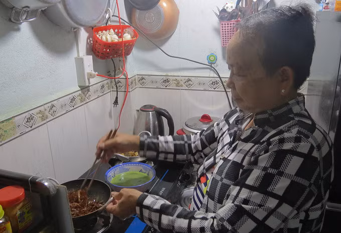 Những ngày nghỉ việc, bà Tuyết sống dựa vào con gái. Ảnh: Lê Tuyết.