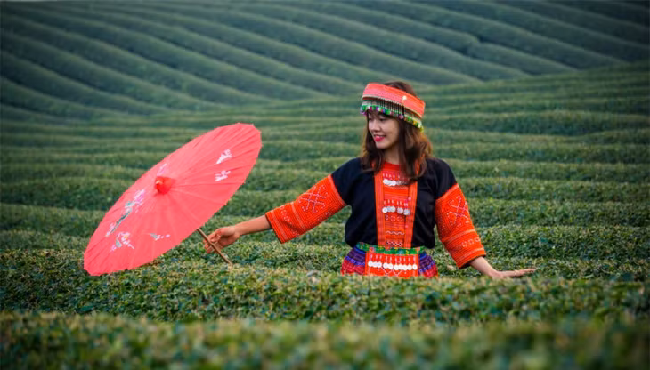 Bạn cũng có thể thuê vài phụ kiện của những người dân tộc Mông làm dịch vụ quanh đó để có những bức ảnh ít nhiều mang một chút màu sắc dân tộc vùng miền.