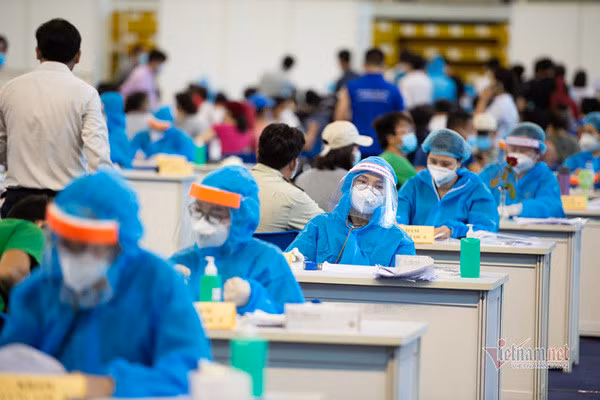 Các nhân viên y tế TP.HCM đang tiến hành tiêm vắc xin Covid-19 cho người dân. Ảnh: Thanh Tùng.