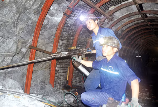 Công nhân Công ty xây dựng Hầm lò II làm việc trong lò. Ảnh Vinacomin