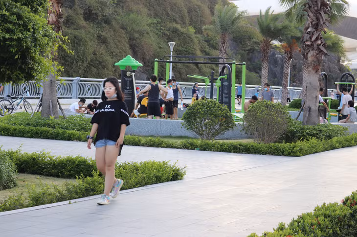 Tập trung đông người một chỗ, đeo khẩu trang sai quy cách.