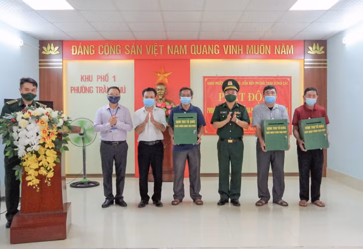 Đồn Biên phòng CKQT Móng Cái trao hòm thư tố giác cho đại diện nhân dân phường Trần Phú (TP Móng Cái) tại lễ phát động.