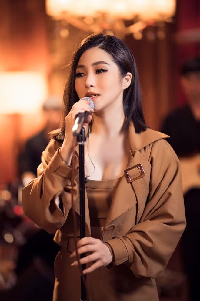 "Tuổi trẻ cần học trân trọng vai trò của mình trong cuộc sống, sau ánh hào quang. Cuộc sống mới này dạy Hương Tràm quý trọng những hạnh phúc bình dị nhất".
