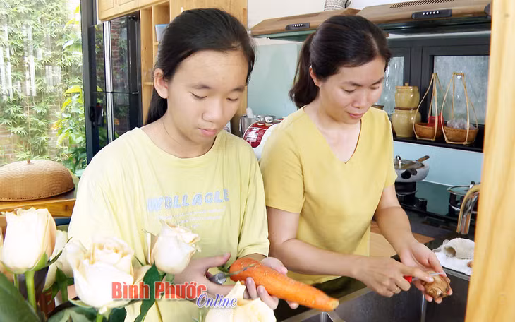 Có những khoảng thời gian thư thả trong đợt dịch, chị Trần Thị Oanh dạy con tập vẽ, đánh đàn và các công việc nữ công gia chánh