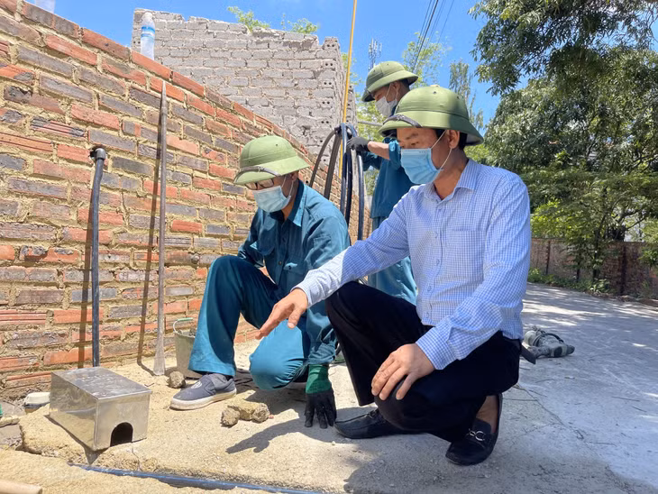 Xí nghiệp Nước Bãi Cháy lắp đặt đường ống dẫn nước sạch và đồng hồ cho các hộ dân thôn Tân Tiến, xã Lệ Lợi (TP Hạ Long).