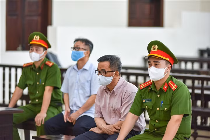 Bị cáo Đinh Văn Dũng và Đoàn Hồng Dũng tại toà.