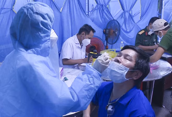 Nhân viên y tế lấy mẫu xét nghiệm người dân vùng dịch ở Bình Định. Ảnh: Minh Hoàng.