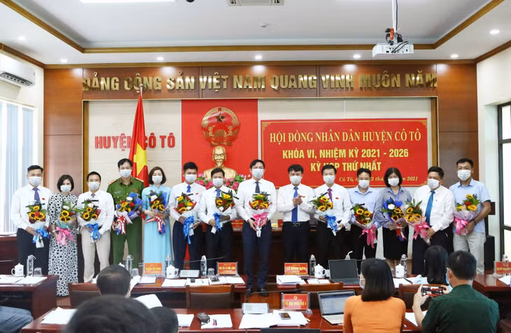 Các đồng chí Chủ tịch, Phó Chủ tịch và ủy viên UBND huyện Cô Tô nhiệm kỳ 2021 - 2026 ra mắt tại Kỳ họp.