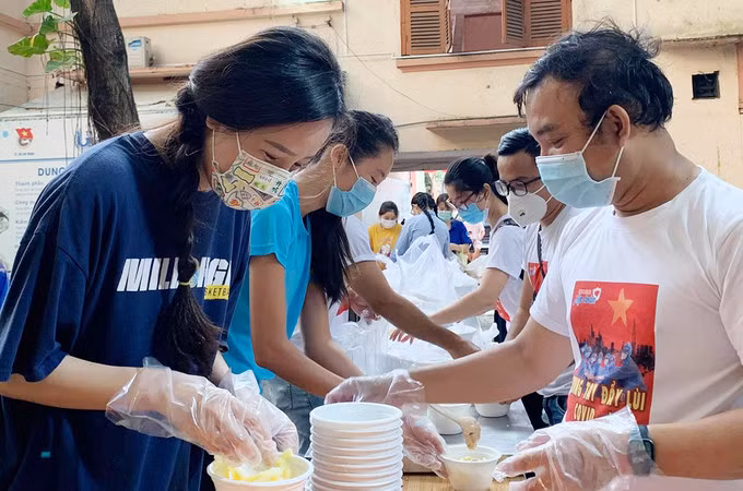 Mai Phương Thúy cùng lực lượng phản ứng nhanh chuẩn bị 632 phần ăn sáng cho các y bác sĩ. Ảnh: Nhân vật cung cấp.
