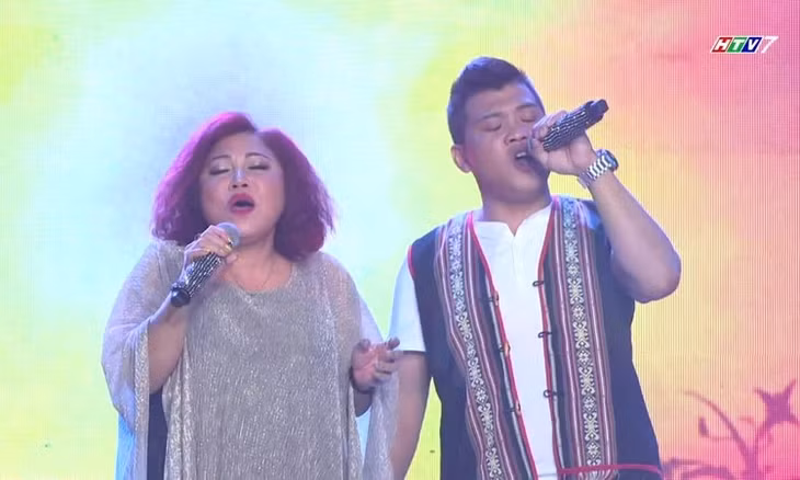 Siu Black và con trai hát "Gọi em" (sáng tác: Krajan Plin) trong chương trình "Hát cùng mẹ yêu", năm 2017.