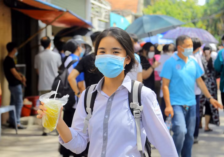 Dù thời tiết những ngày thi nắng nóng gay gắt, việc phải đeo thêm chiếc khẩu trang suốt thời gian đi thi có thể gây không ít bất tiện cho thí sinh nhưng để đảm bảo an toàn phòng chống dịch, các sĩ tử vẫn cố gắng vượt khó, tươi cười mỗi lúc hết giờ làm bài thi.