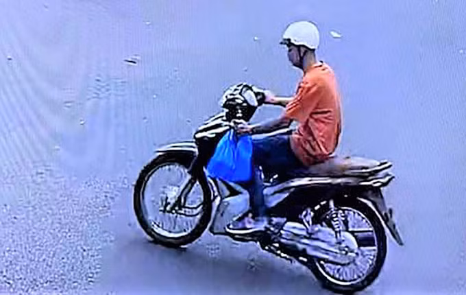 Vũ cùng tang vật bị camera an ninh ghi hình khi bỏ trốn. Ảnh: Camera an ninh.