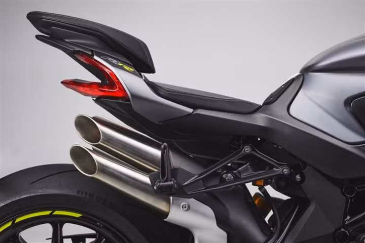 Bộ kẹp phanh Brembo Stylema bốn pít tông gắn đĩa thép nổi 320 mm trong khi bánh sau là bộ kẹp Brembo 2 pít tông kẹp đĩa phanh thép 260 mm.