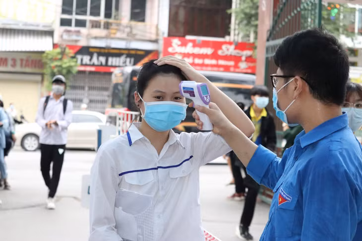 Lực lượng ĐVTN tình nguyện ngoài thực hiện các phần việc tiếp sức mùa thi, năm nay còn đảm nhiệm thêm việc hỗ trợ kiểm soát y tế các thí sinh tham gia thi.