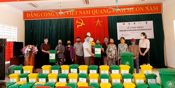 HND tỉnh bàn giao thùng đựng và phân loại rác 3R cho người dân phường Hà Phong (TP Hạ Long).