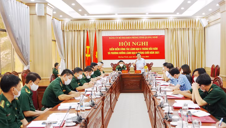 Đồng chí Bùi Văn Khắng, Phó Chủ tịch UBND tỉnh phát biểu tại hội nghị.