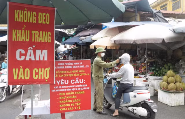Bộ Công Thương kiến nghị ưu tiên tiêm vaccine COVID-19 cho người bán hàng ngoài chợ - Ảnh 1.