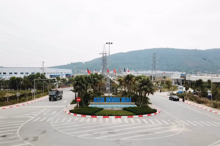 KCN Đông Mai (TX Quảng Yên) hiện là KCN đồng bộ nhất về hạ tầng, tỷ lệ lấp đầy cao nhất tỉnh đạt khoảng 70%. KCN hiện có 19 nhà đầu tư hoạt động, trong đó có 7 nhà đầu tư thứ cấp đang tham gia chế tạo, sản xuất các sản phẩm thương hiệu hàng đầu thế giới.