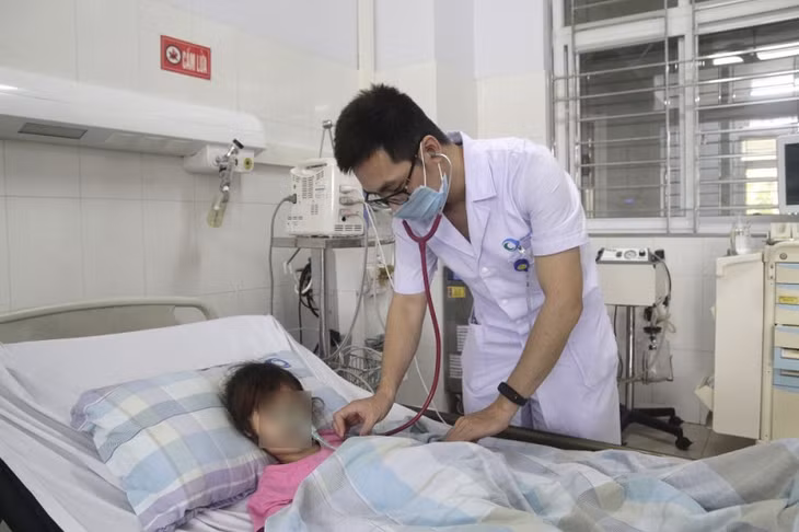Bác sĩ Bùi Đình Phóng (Khoa Nhi, Bệnh viện Bãi Cháy) thăm khám cho bệnh nhi bị đuối nước.