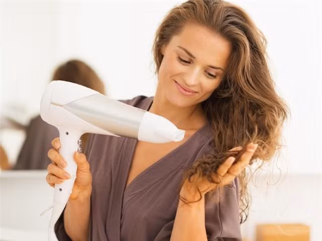 Điều chỉnh đúng nhiệt độ máy sấy tóc giúp không bị hư hỏng nặng. sấy tóc