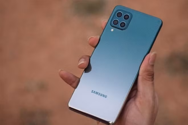 Samsung Galaxy M62 (10 triệu đồng) - Máy được trang bị màn hình kích thước lớn 6,7 inch, sử dụng tấm nền Super AMOLED Plus. Điểm nổi bật của mẫu máy này nằm ở viên pin dung lượng 7.000 mAh, hỗ trợ sạc nhanh 25 W, có thể đáp ứng nhu cầu sử dụng khoảng 2-3 ngày. Tuy nhiên, Galaxy M62 chỉ được hoàn thiện từ chất liệu nhựa, trong khi đa số smartphone cùng phân khúc đều được làm từ kính và kim loại. Máy được trang bị bộ xử lý Exynos 9825, RAM 8 GB và bộ nhớ trong 256 GB.