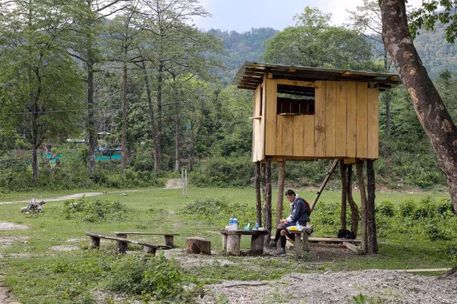 Nhà vua dùng bữa trưa tại một đồn canh gác khi đi vi hành cả nước (Ảnh: Bhutan).
