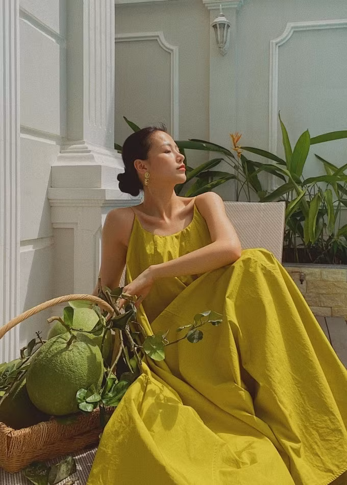 Phương Khánh tận dụng những mảng xanh của hoa cỏ và trái cây để có những bức ảnh mang tinh thần gần gũi với thiên nhiên.