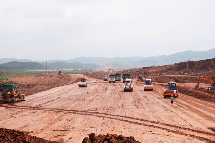 Thi công nền đường cao tốc đoạn qua huyện Vân Đồn