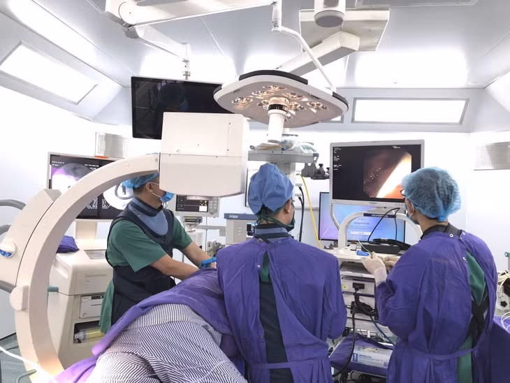 Kíp bác sĩ Khoa Thăm dò chức năng, Bệnh viện Đa khoa tỉnh, thực hiện nội soi mật tụy ngược dòng (ERCF) lấy sỏi ống mật chủ cho bệnh nhân.