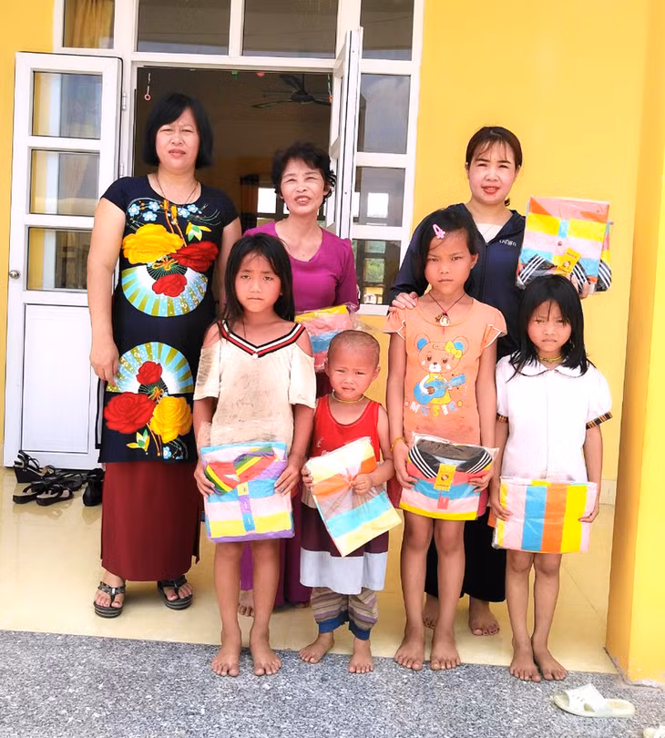 Các cán bộ CLB Gia đình hạnh phúc phường Cẩm Thịnh tặng quà cho trẻ em có hoàn cảnh khó khăn khu phố 5A trên địa bàn phường
