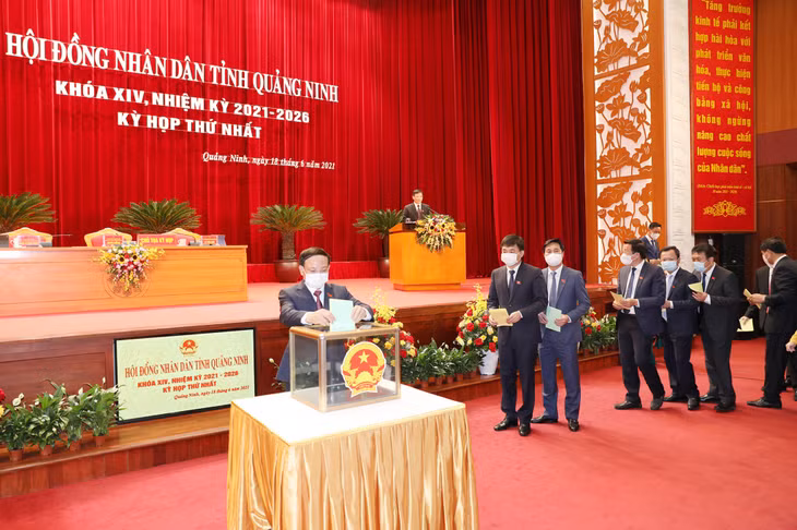 Đồng chí Nguyễn Xuân Ký, Ủy viên BCH Trung ương Đảng, Bí thư Tỉnh ủy, Chủ tịch HĐND tỉnh, bỏ phiếu bầu các chức danh của UBND tỉnh.