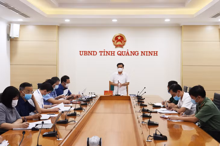 Đồng chí Bùi Văn Khắng, Phó Chủ tịch UBND tỉnh phát biểu tại cuộc họp.