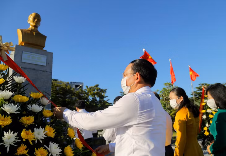 Đồng chí Nguyễn Xuân Ký, Ủy viên Ban Chấp hành Trung ương Đảng, Bí thư Tỉnh ủy, Chủ tịch HĐND tỉnh, thành kính dâng hoa tại Tượng đài đồng chí Vũ Văn Hiếu, Bí thư Đặc Khu ủy đầu tiên Khu mỏ Quảng Ninh.