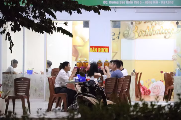 Nhiều người dân vẫn tụ tập ăn uống bất chấp các quy định phòng chống dịch. Thiết nghĩ, mỗi người cần nâng cao ý thức thực hiện nghiêm các chỉ đạo của Thủ tướng Chính phủ, của tỉnh để tiếp tục phòng, chống dịch hiệu quả, an toàn.