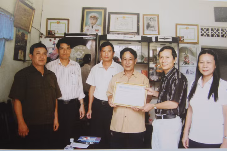 Công ty Than Hà Lầm tặng quà tri ân gia đình liệt sĩ Nguyễn Xuân Việt, Anh hùng LLVTND vốn là thợ lò của Công ty.
