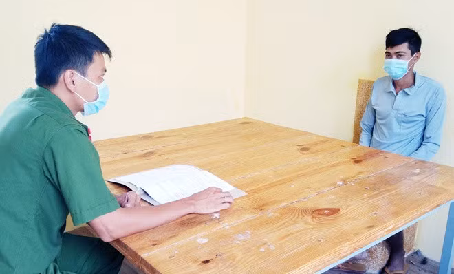 Nghi phạm Hà Văn Dẹn (bên phải) tại Cơ quan CSĐT Công an H.Hồng Dân, Bạc Liêu ẢNH: HẢI LINH