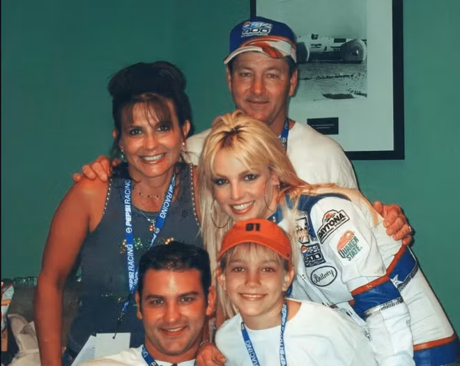 Britney Spears bên bố mẹ, anh trai và em gái.