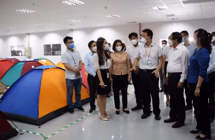Phó Thủ tướng Lê Văn Thành (thứ 2 bên phải) nghe lãnh đạo Công ty Goertek báo cáo về mô hình "vừa sản xuất, vừa chống dịch" - Ảnh: VGP/Đức Tuân Phó Thủ tướng Lê Văn Thành (thứ 2 bên phải) nghe lãnh đạo Công ty Goertek báo cáo về mô hình "vừa sản xuất, vừa chống dịch" - Ảnh: VGP/Đức Tuân