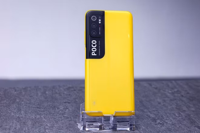 Poco M3 Pro 5G (5,5 triệu đồng) - Đây là một trong những mẫu smartphone hỗ trợ 5G rẻ nhất hiện nay trên thị trường. Máy được trang bị bộ xử lý MediaTek Dimensity 700, dung lượng RAM 6 GB cùng bộ nhớ trong 128 GB. Viên pin đi kèm theo máy có dung lượng 5.000 mAh, hỗ trợ sạc nhanh 18 W. Máy được trang bị cụm 3 camera với ống kính chính 48 MP, ống kính macro 2 MP và ống kính 2 MP hỗ trợ đo độ sâu trường ảnh.