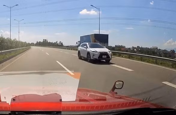 Lái ôtô đi ngược chiều trên cao tốc, tài xế bị phạt 17 triệu đồng - Ảnh 1.
