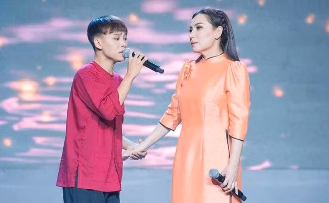 Phi Nhung và con nuôi Hồ Văn Cường. Ảnh: CTCC.